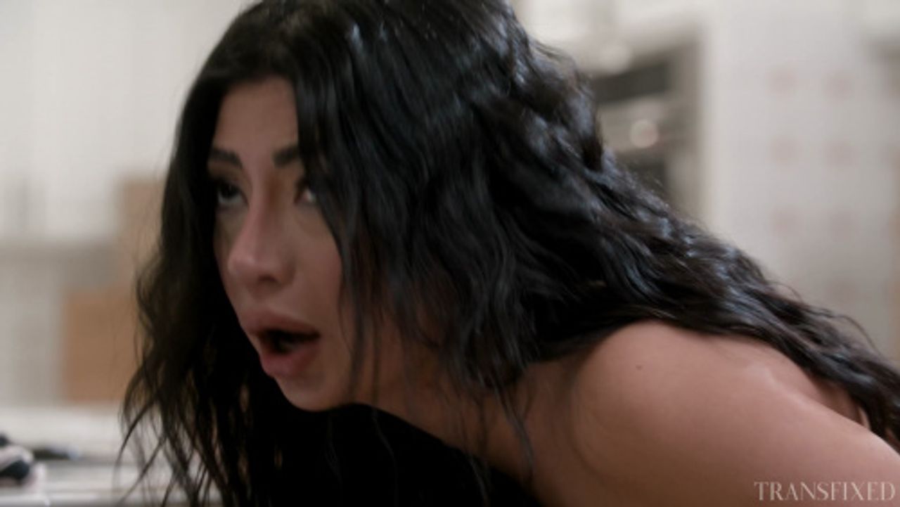 Transfixed 26 03 11 Cami Strella and Eris Jolie We Havent Done It In This Room XXX 2160p MP4-Narcos [XC]